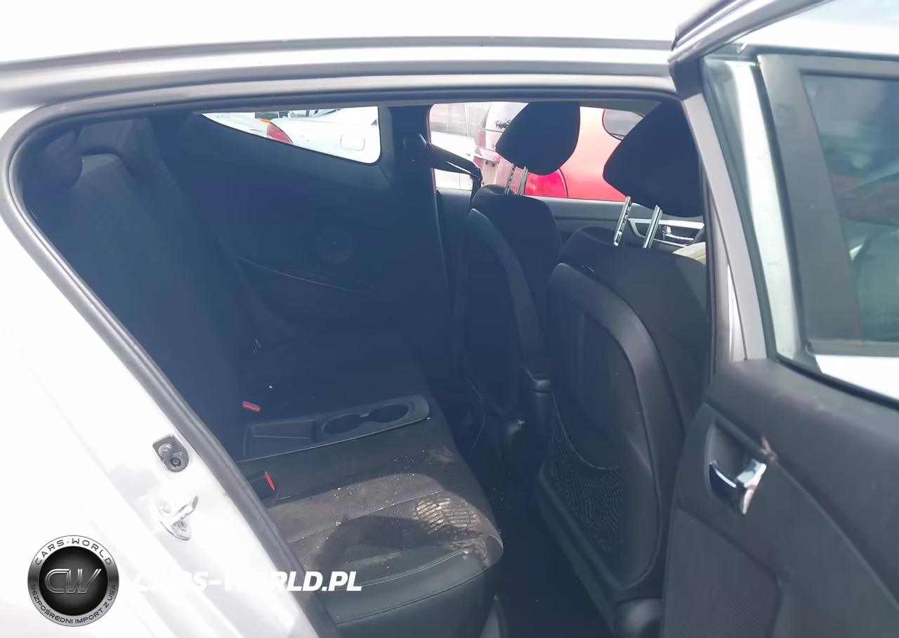 2016 Hyundai Veloster VIN:KMHTC6AD6GU269918 - 8