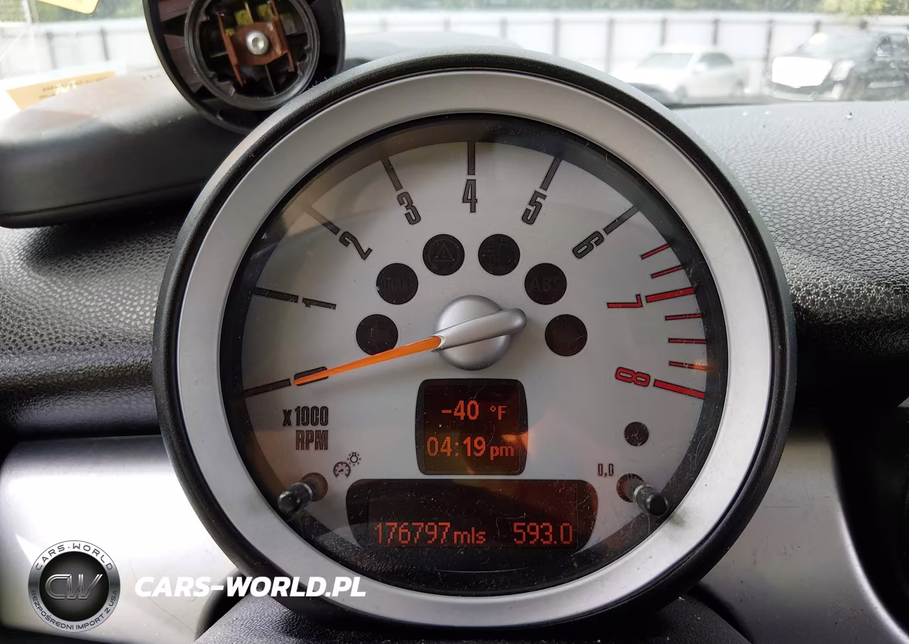 2010 Mini Cooper S VIN:WMWMF7C58ATX41638 - 7