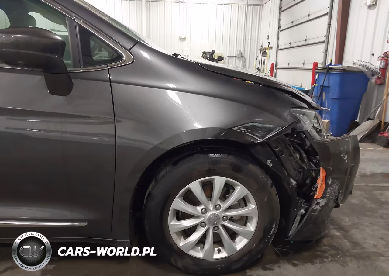2018 Chrysler Pacifica Touring L VIN:2C4RC1BG0JR246035 - 18