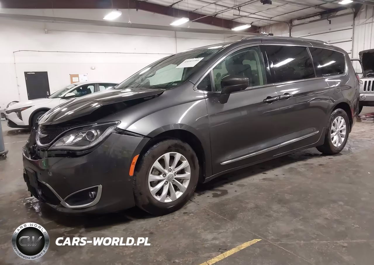 2018 Chrysler Pacifica Touring L VIN:2C4RC1BG0JR246035 - 2