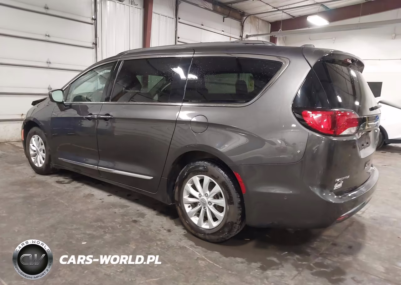 2018 Chrysler Pacifica Touring L VIN:2C4RC1BG0JR246035 - 3