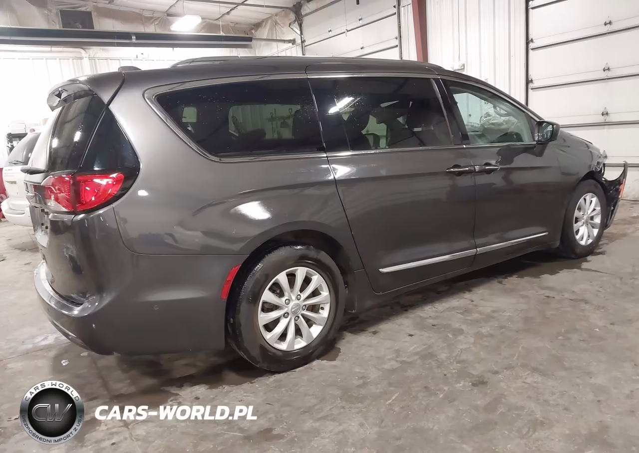 2018 Chrysler Pacifica Touring L VIN:2C4RC1BG0JR246035 - 4