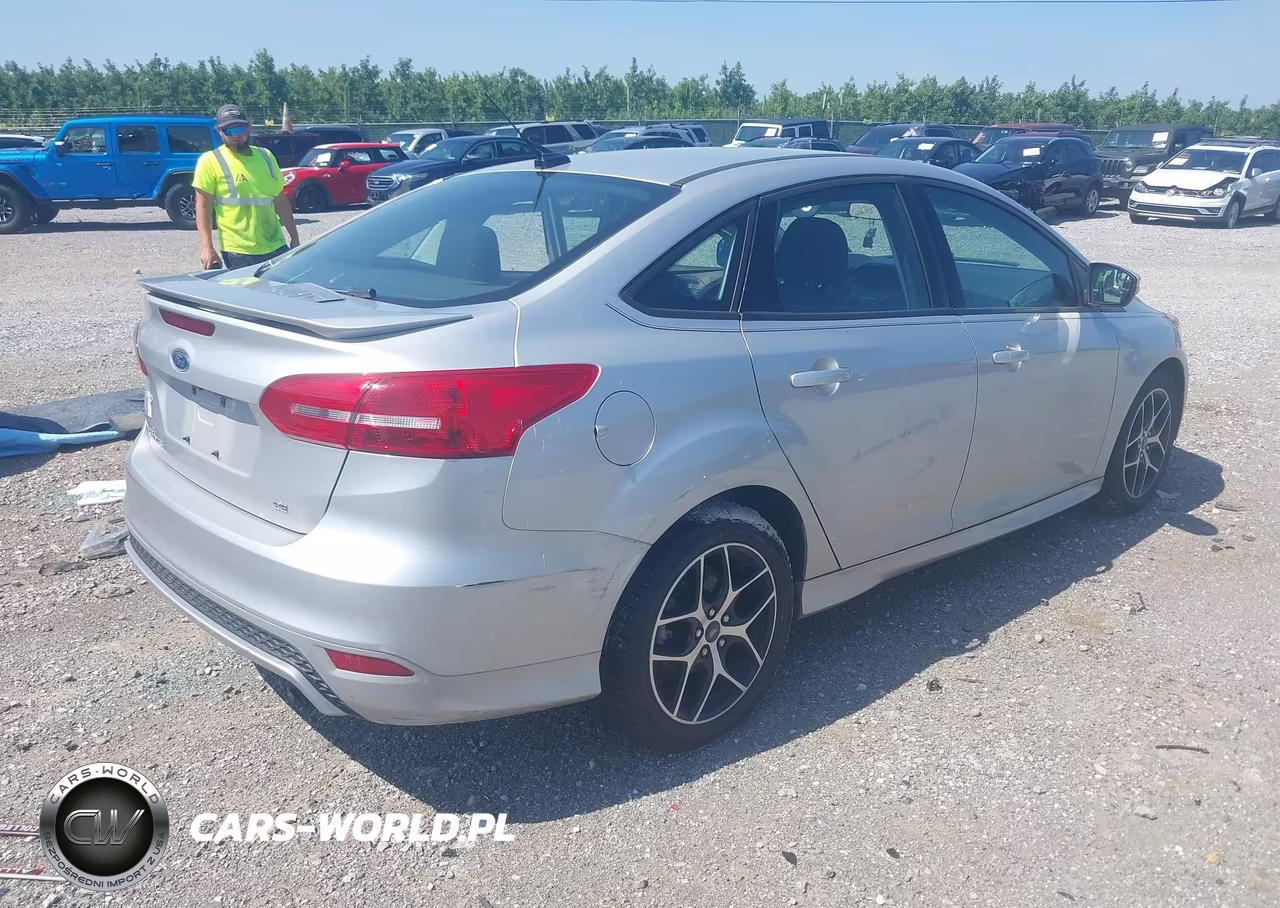 2016 Ford Focus Se VIN:1FADP3F24GL292354 - 4