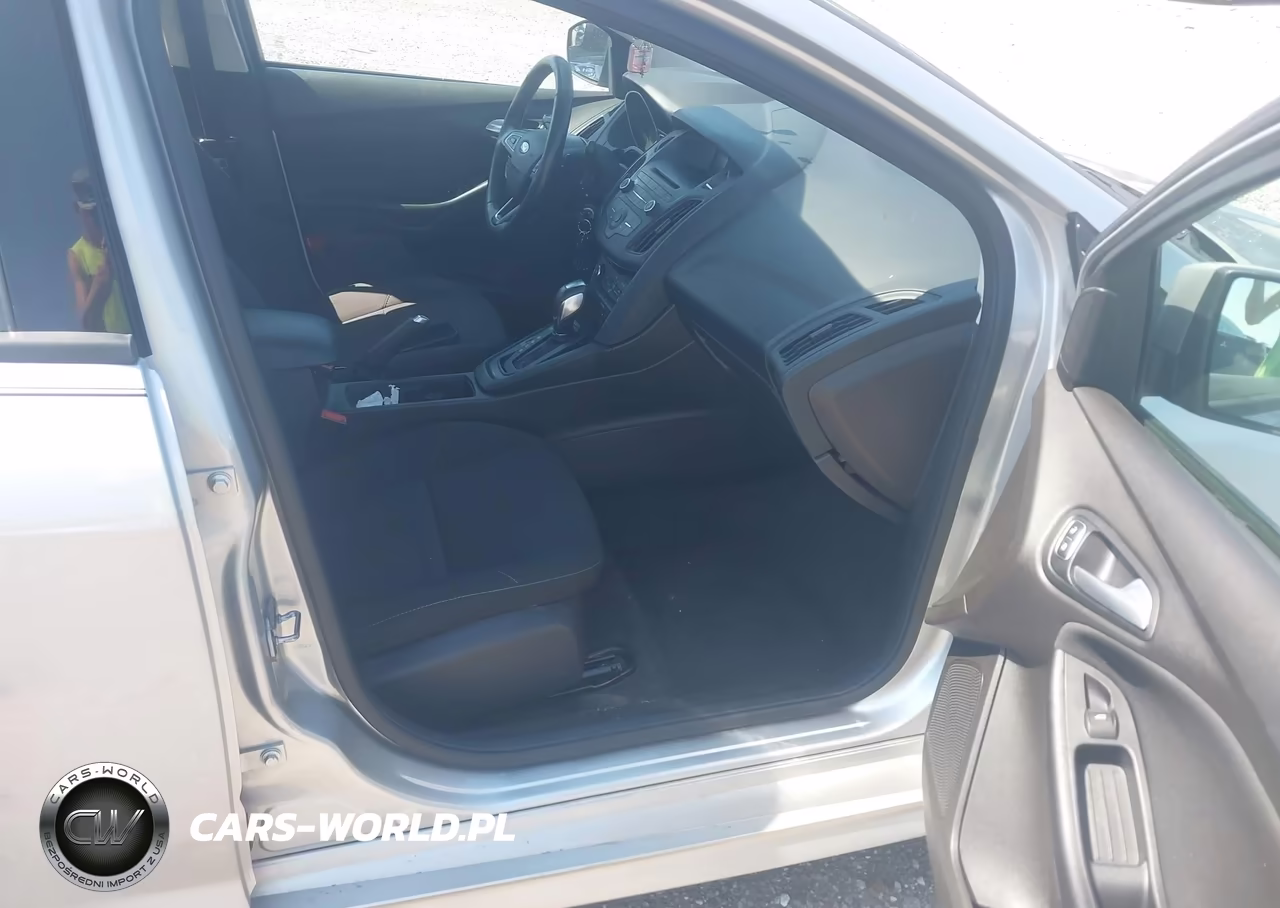 2016 Ford Focus Se VIN:1FADP3F24GL292354 - 5