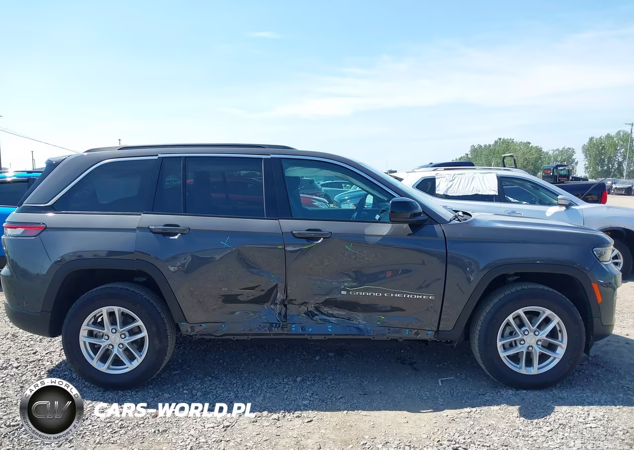 2025 Jeep Grand Cherokee Laredo X 4X4 VIN:1C4RJHAG8SC285644 - 14