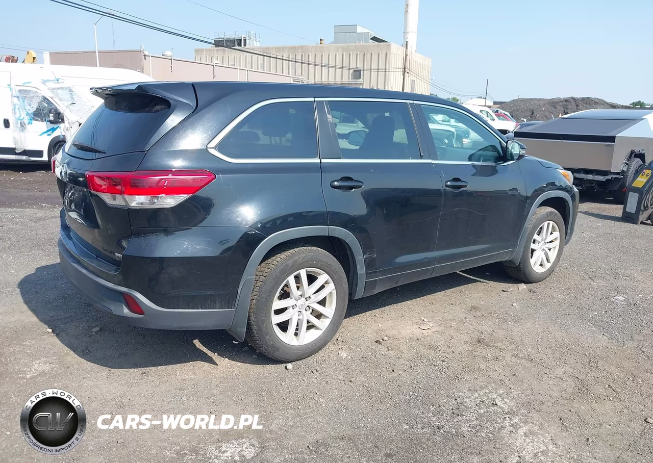 2017 Toyota Highlander Le VIN:5TDBZRFH1HS412050 - 4