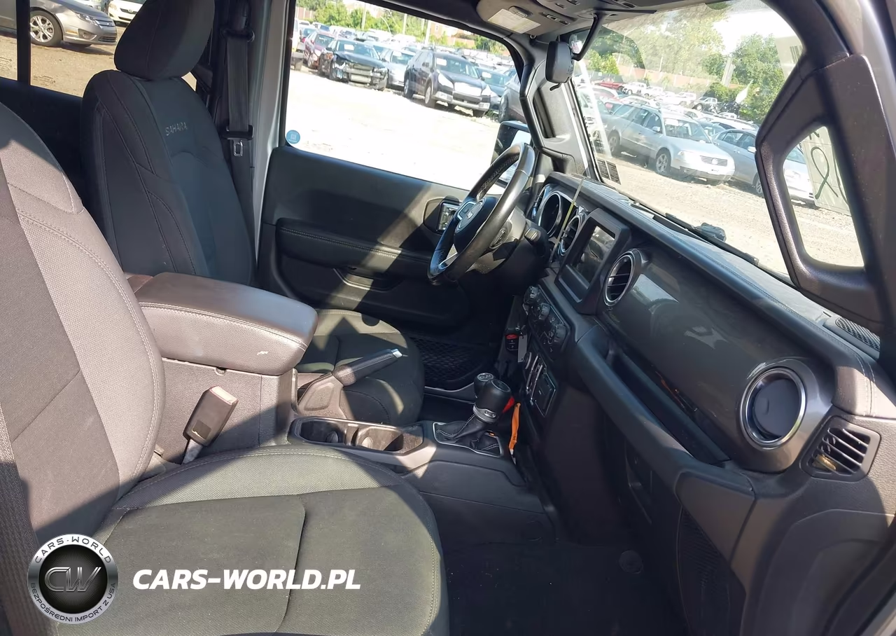 2020 Jeep Wrangler Unlimited Sahara 4X4 VIN:1C4HJXEN6LW213856 - 5