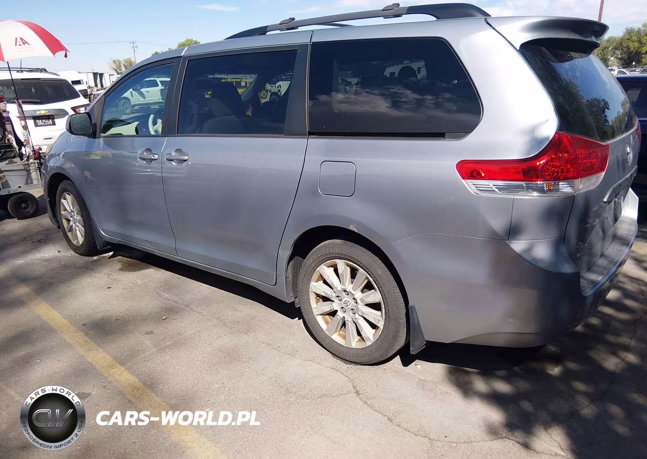 2011 Toyota Sienna Le VIN:5TDJK3DC0BS012721 - 3