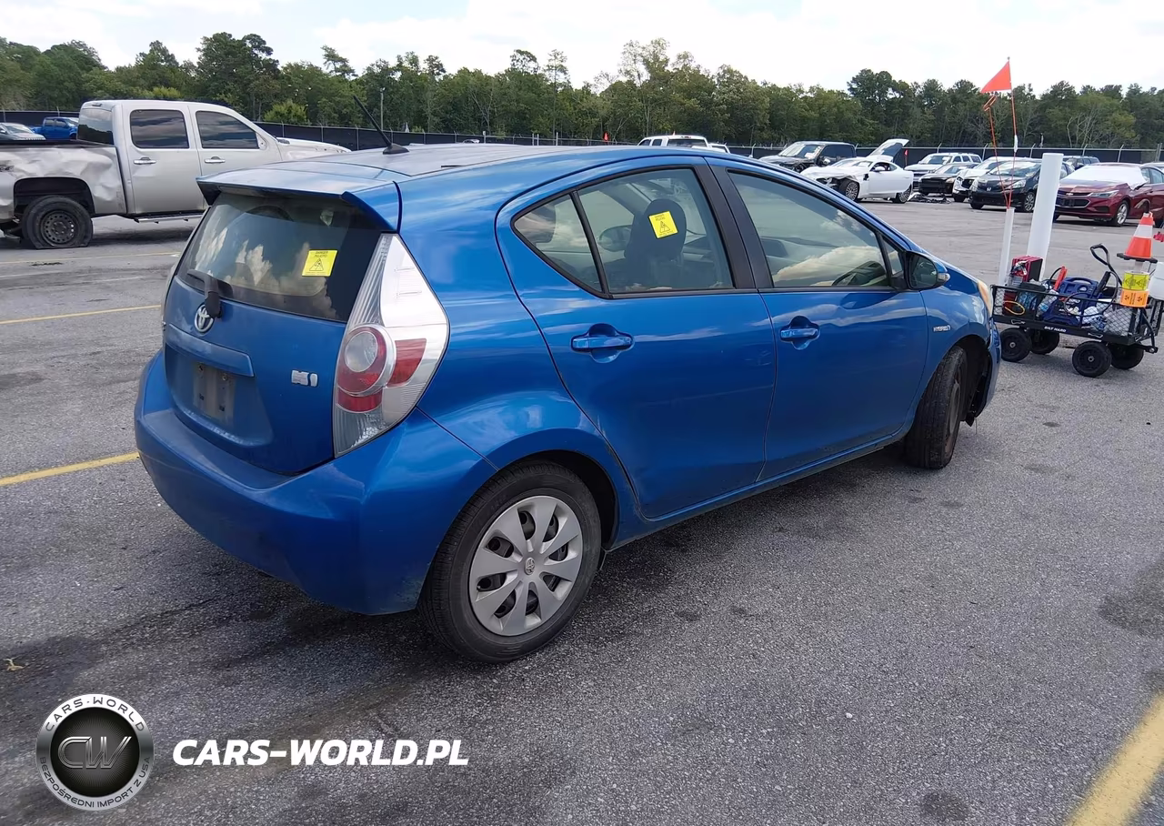 2014 Toyota Prius C Two VIN:JTDKDTB34E1083844 - 4