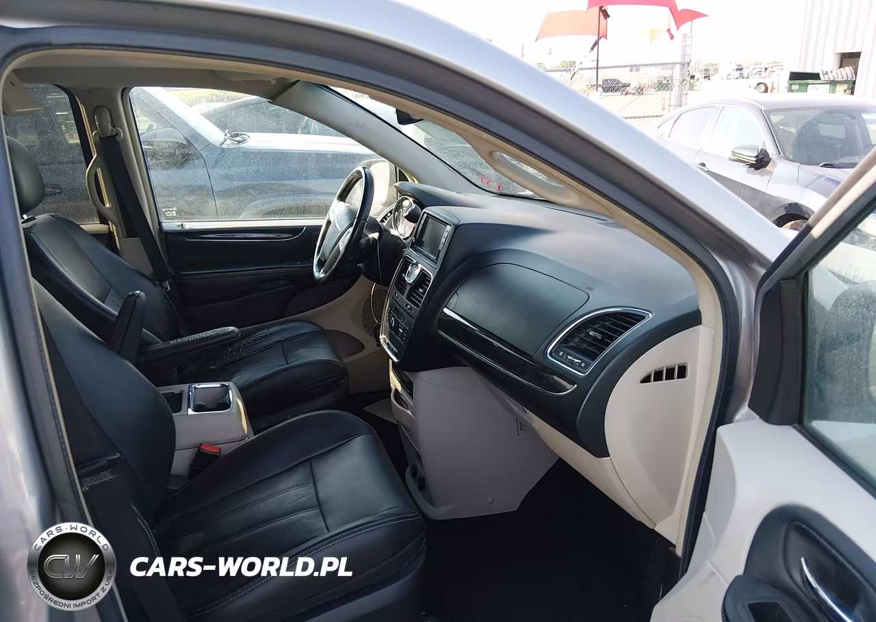 2014 Chrysler Town & Country Touring VIN:2C4RC1BGXER231208 - 5