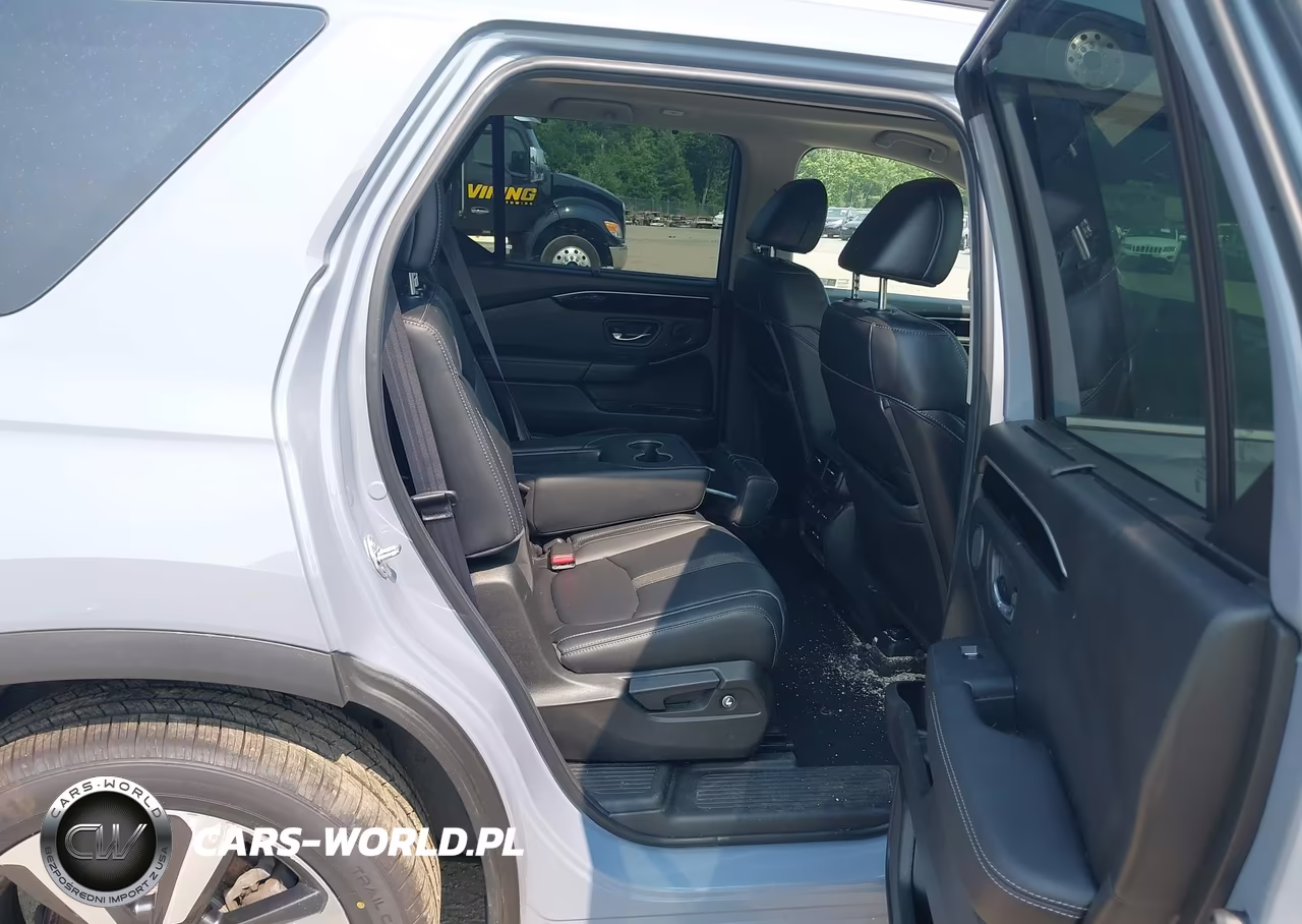 2025 Honda Pilot Touring VIN:5FNYG1H74SB011691 - 8