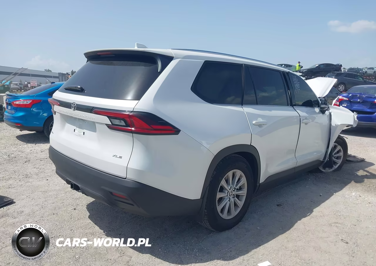2026 Toyota Grand Highlander Xle VIN:5TDAAAB53TS115693 - 4