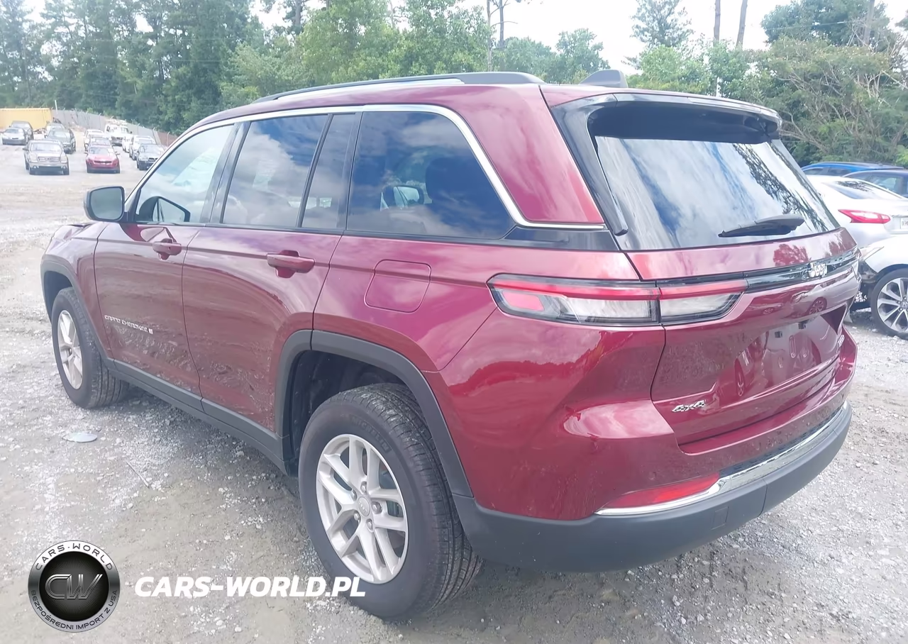 2023 Jeep Grand Cherokee Laredo 4X4 VIN:1C4RJHAG1P8910184 - 3