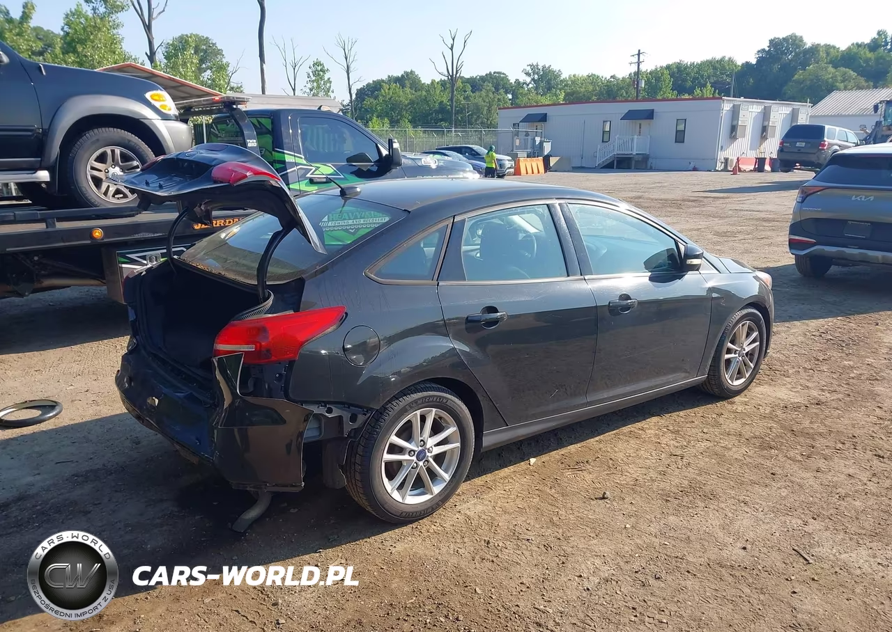 2015 Ford Focus Se VIN:1FADP3F2XFL365094 - 4