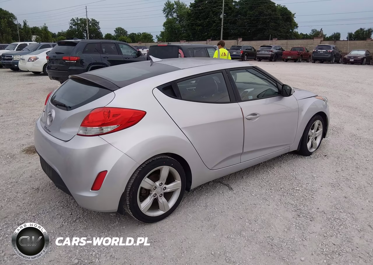 2015 Hyundai Veloster VIN:KMHTC6AD4FU242957 - 4