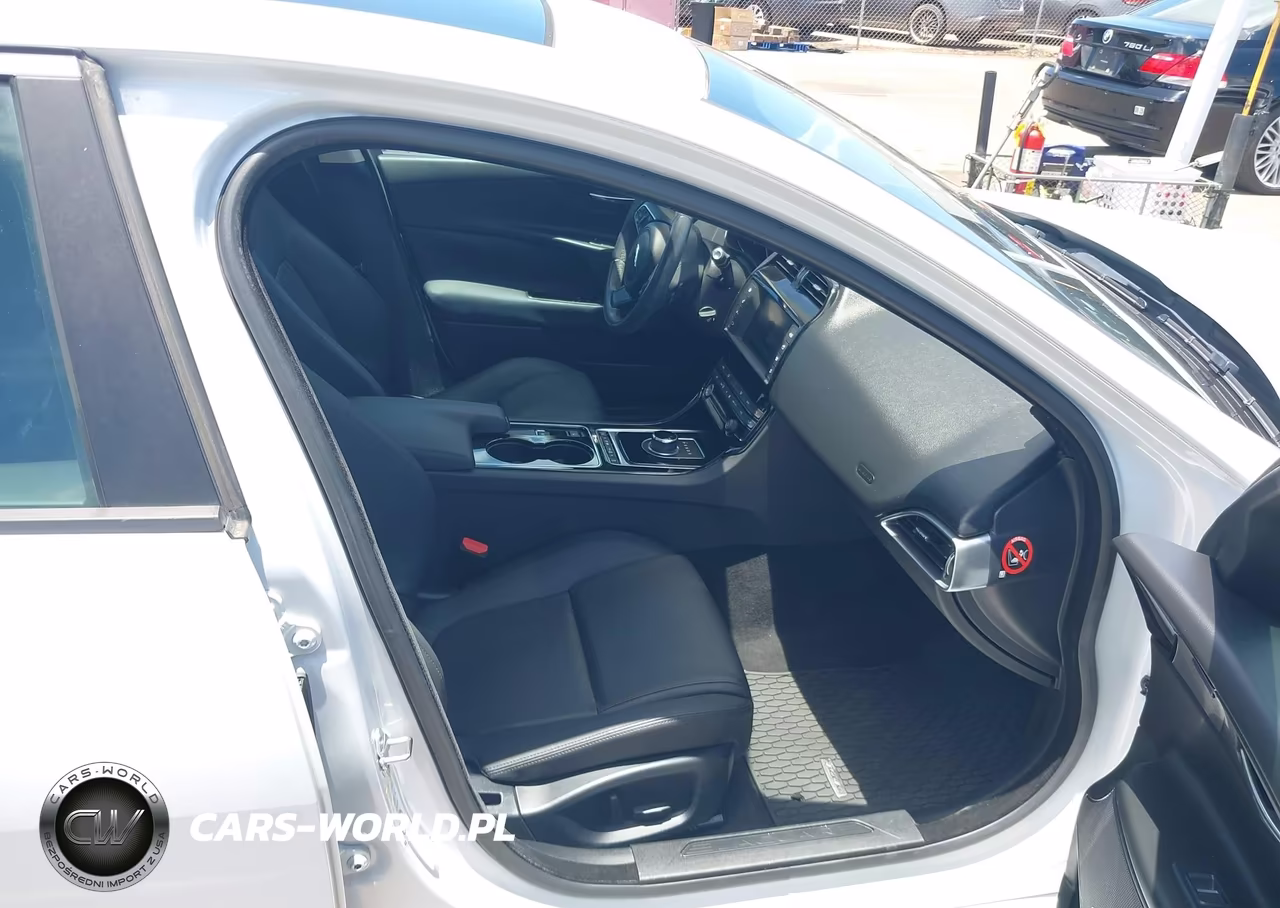 2017 Jaguar Xe 35T Premium VIN:SAJAJ4BV0HA963750 - 5