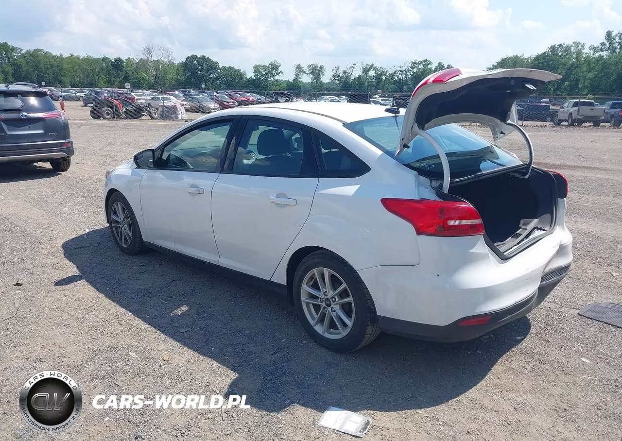 2016 Ford Focus Se VIN:1FADP3F27GL274981 - 3