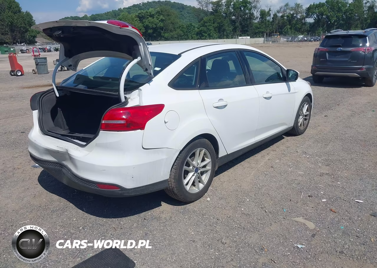 2016 Ford Focus Se VIN:1FADP3F27GL274981 - 4