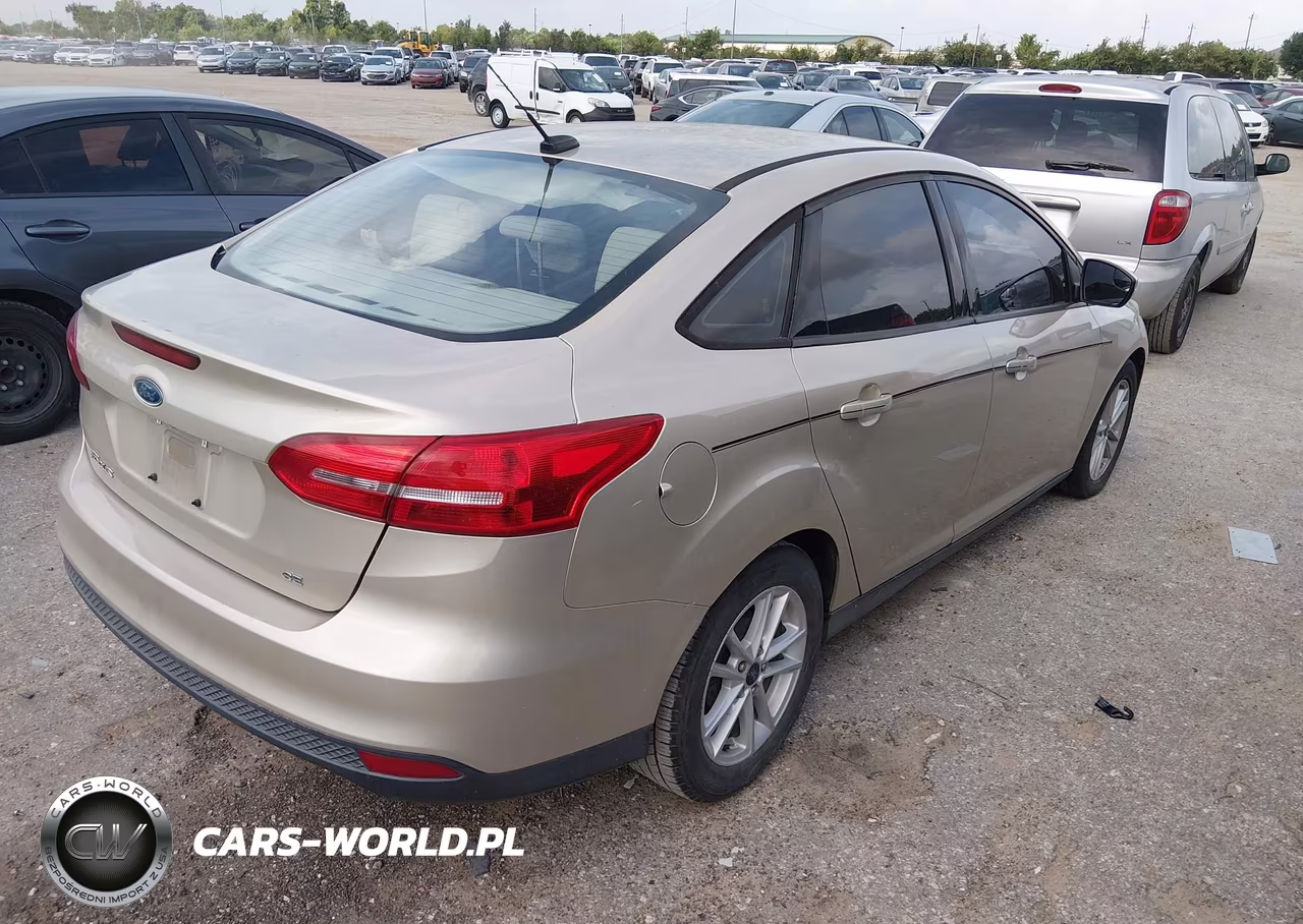 2017 Ford Focus Se VIN:1FADP3F27HL229721 - 4
