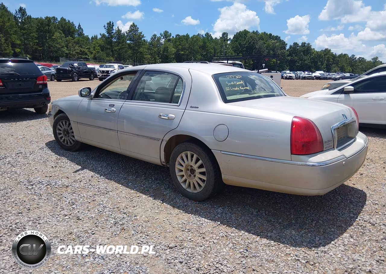 2004 Lincoln Town Car Signature VIN:1LNHM81WX4Y647307 - 3