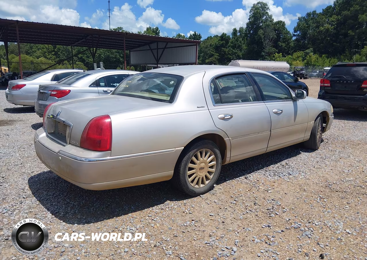 2004 Lincoln Town Car Signature VIN:1LNHM81WX4Y647307 - 4