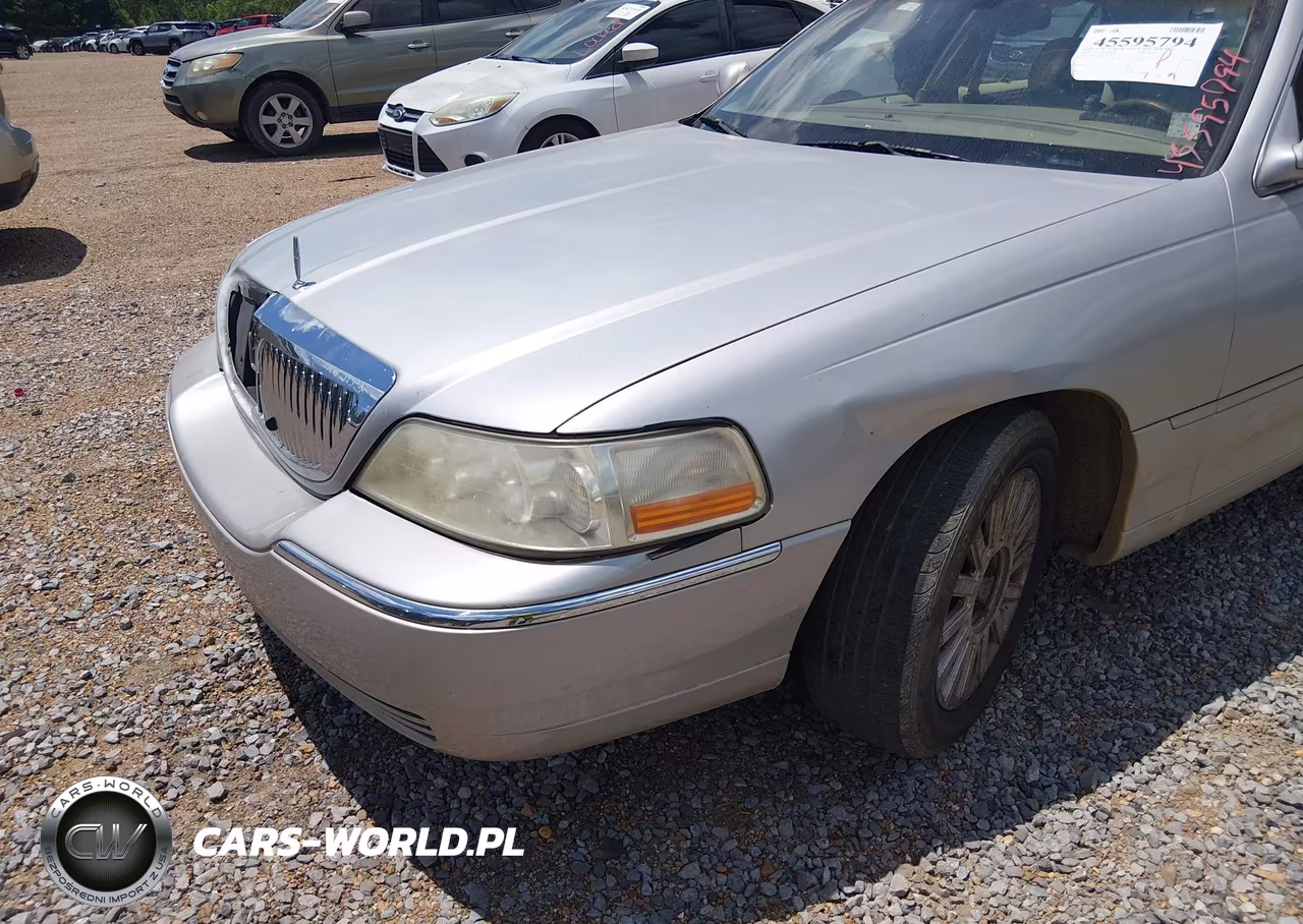 2004 Lincoln Town Car Signature VIN:1LNHM81WX4Y647307 - 6