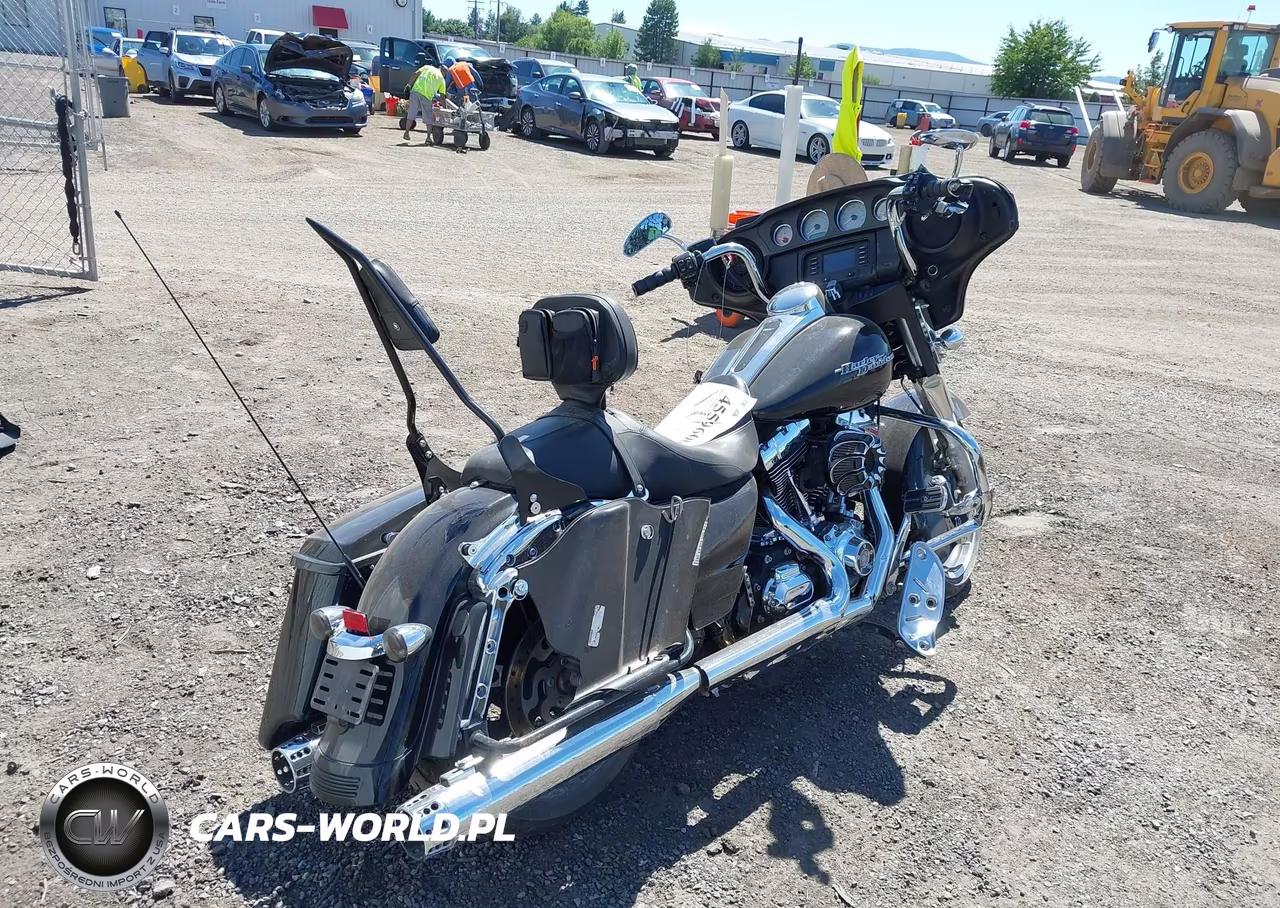 2016 Harley-Davidson Flhx Street Glide VIN:1HD1KBM17GB685799 - 4