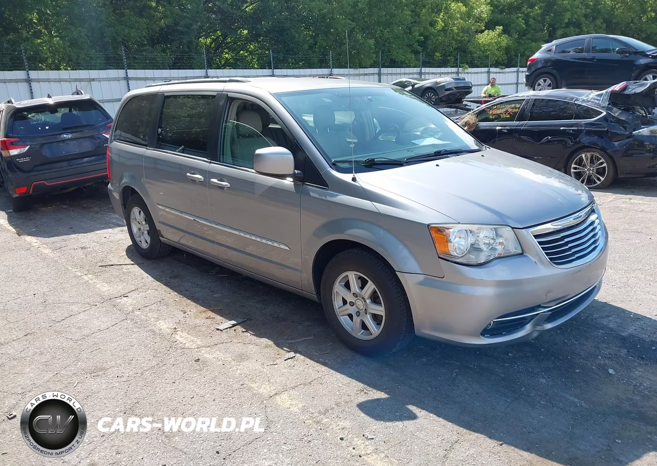 2013 Chrysler Town & Country Touring – zdjęcie 1 z 11