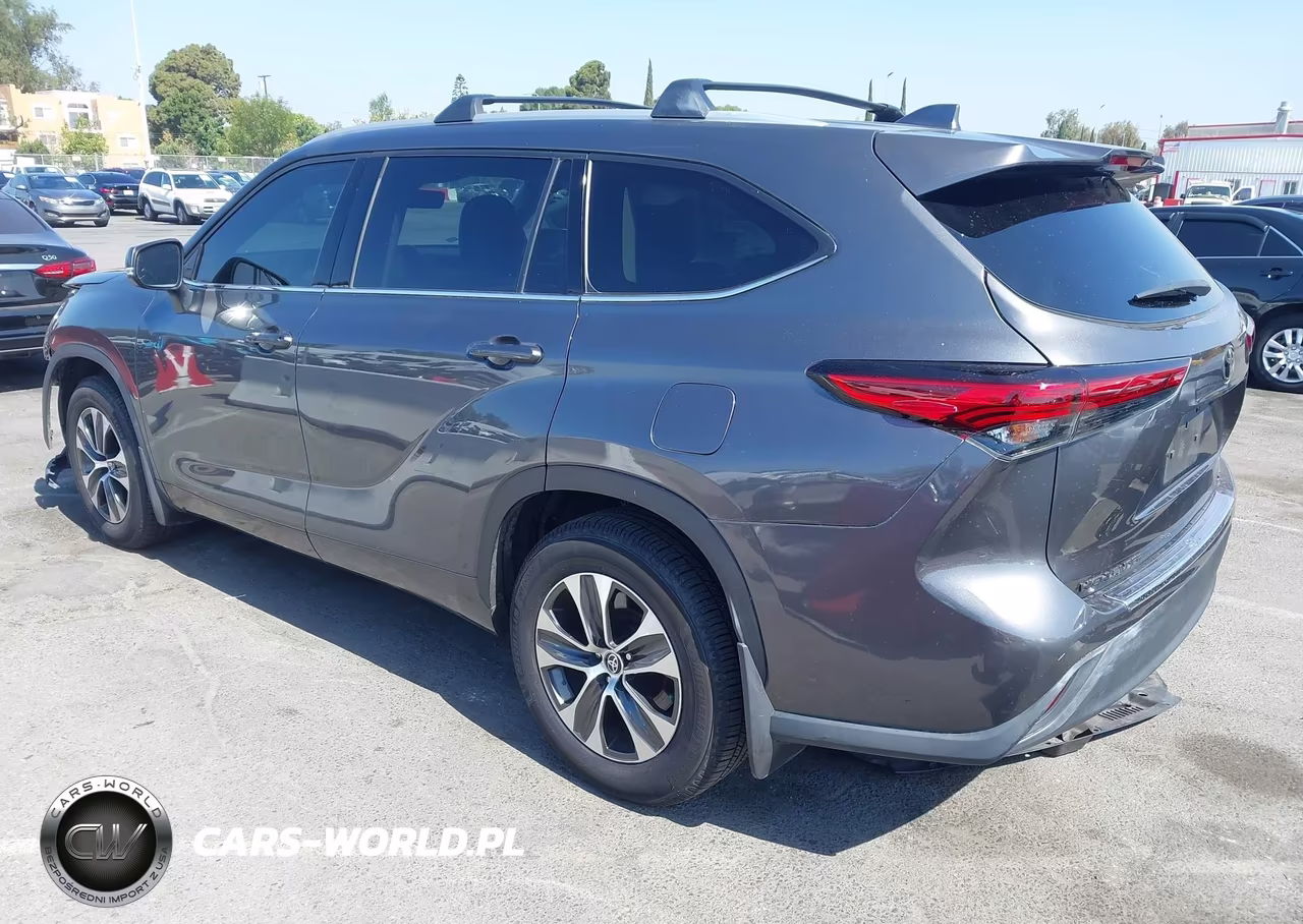 2022 Toyota Highlander Xle VIN:5TDHZRAH5NS136484 - 3