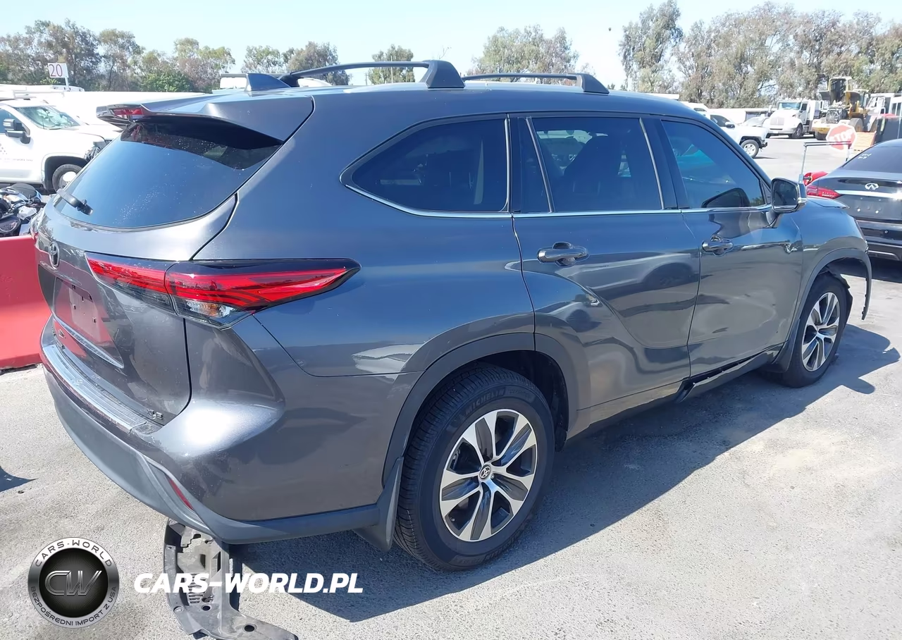 2022 Toyota Highlander Xle VIN:5TDHZRAH5NS136484 - 4