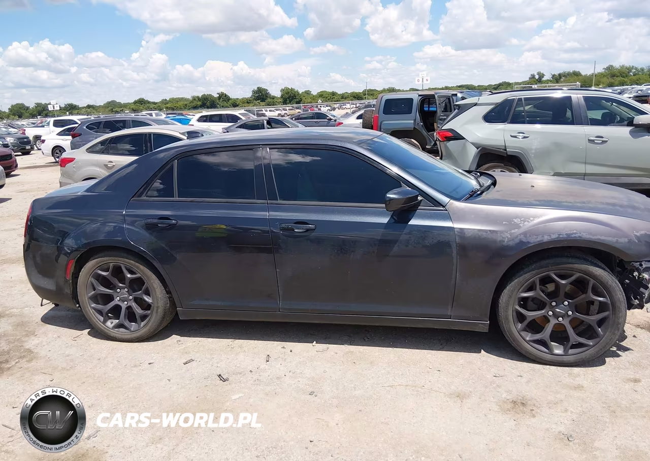 2019 Chrysler 300 300S VIN:2C3CCABGXKH559496 - 13