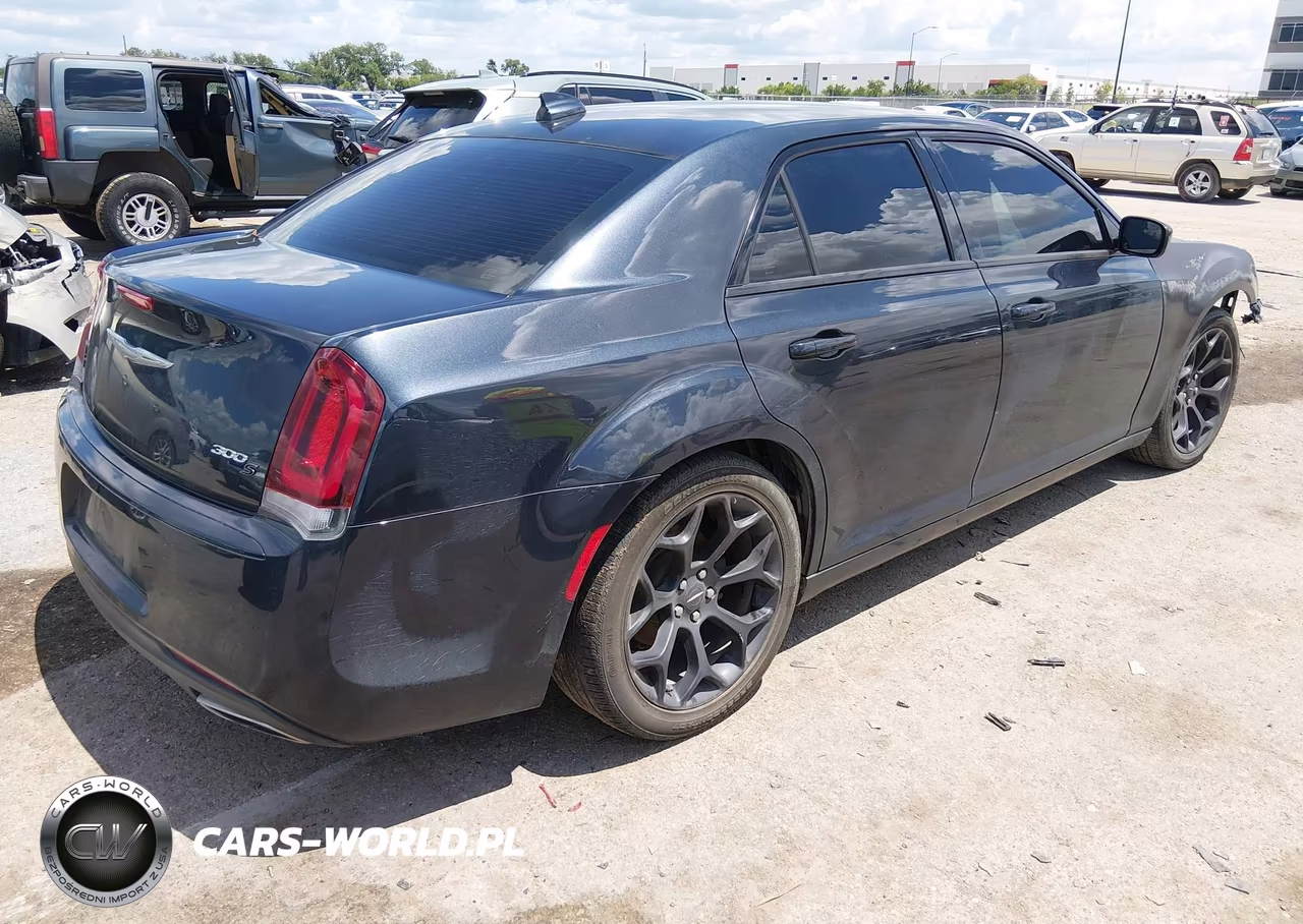 2019 Chrysler 300 300S VIN:2C3CCABGXKH559496 - 4