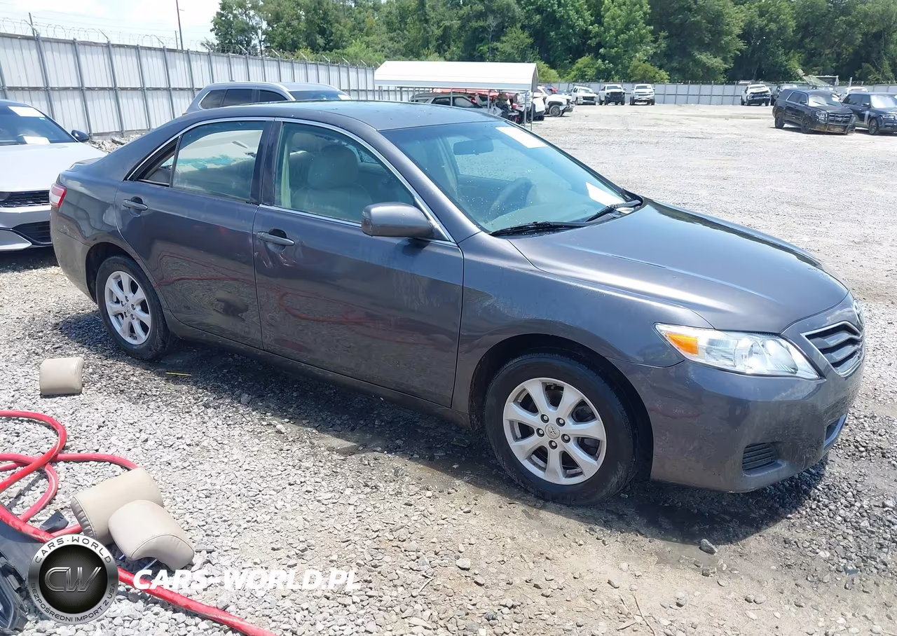 2011 Toyota Camry Le – zdjęcie 1 z 16