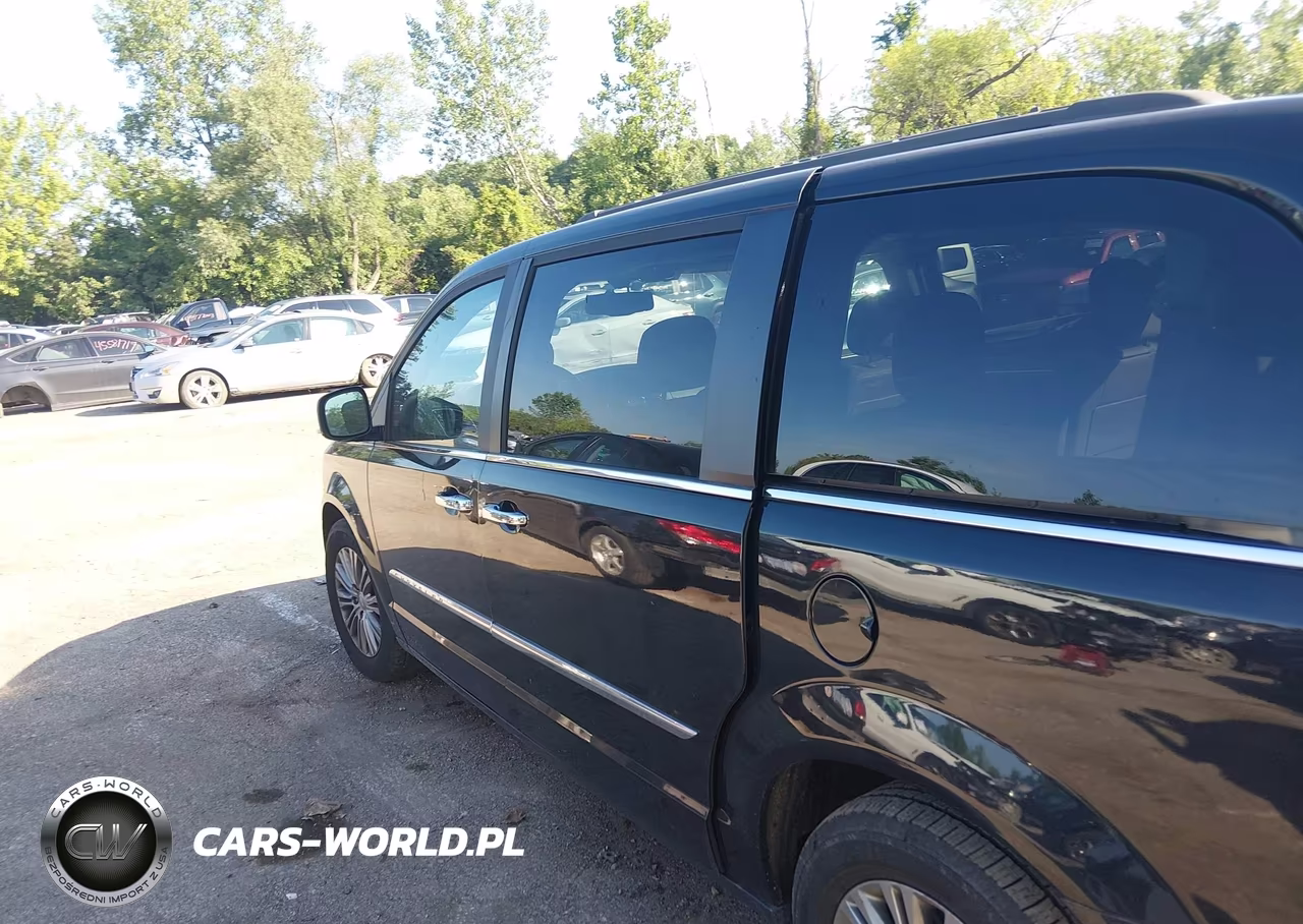 2016 Chrysler Town & Country Touring-L Anniversary Edition VIN:2C4RC1CG2GR190915 - 14