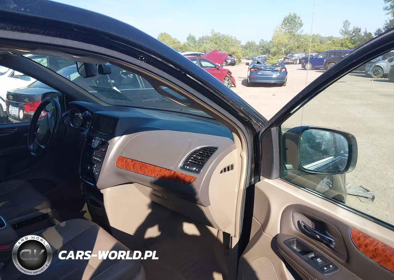 2016 Chrysler Town & Country Touring-L Anniversary Edition VIN:2C4RC1CG2GR190915 - 5