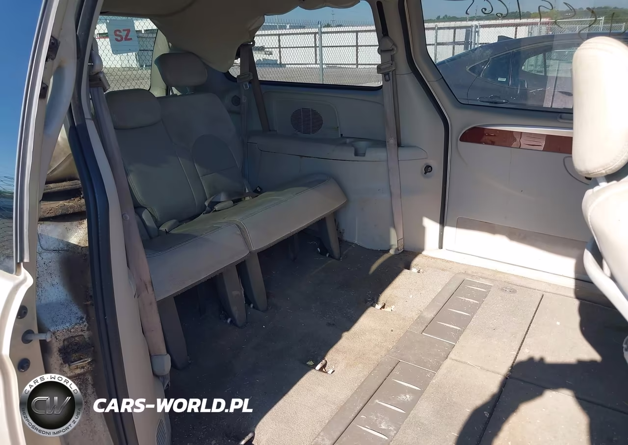 2005 Chrysler Town & Country Limited VIN:2C8GP64L35R267453 - 8