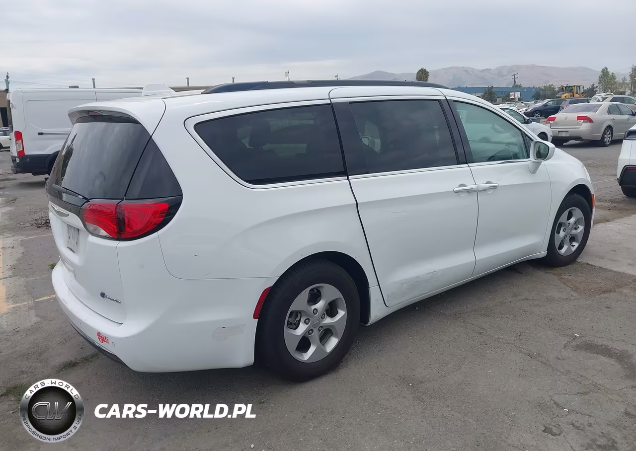 2017 Chrysler Pacifica Hybrid Premium VIN:2C4RC1L74HR764352 - 4