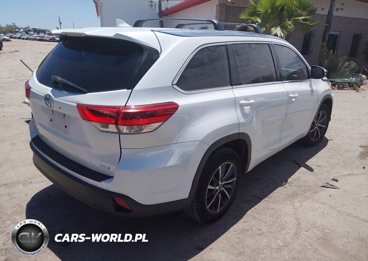 2018 Toyota Highlander Xle VIN:5TDKZRFH0JS544335 - 4