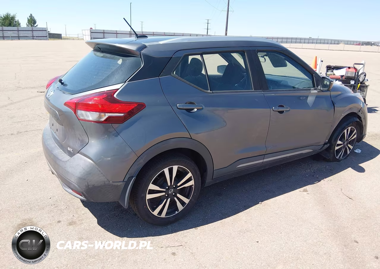 2019 Nissan Kicks Sr VIN:3N1CP5CUXKL565479 - 4