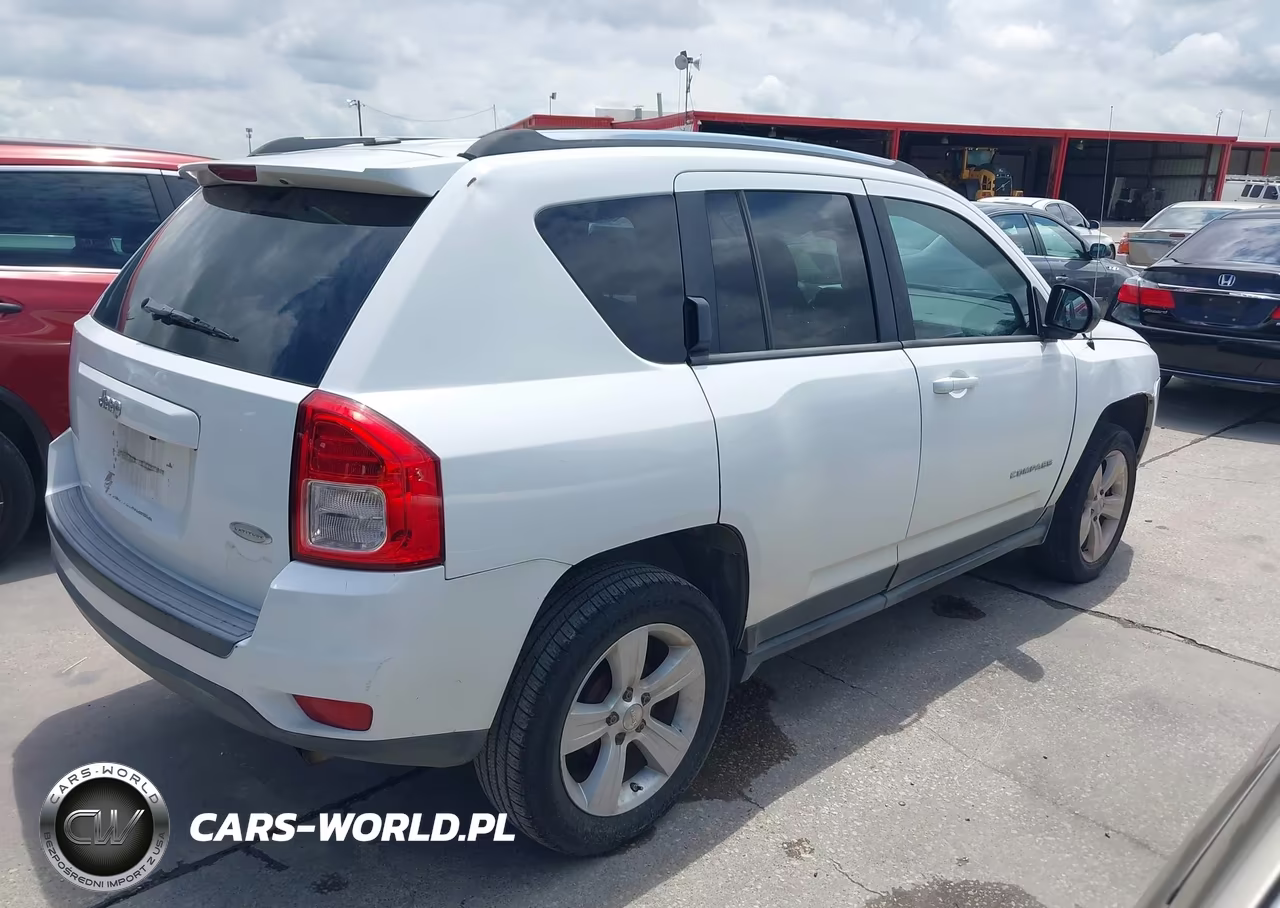 2013 Jeep Compass Latitude VIN:1C4NJCEA4DD250961 - 4