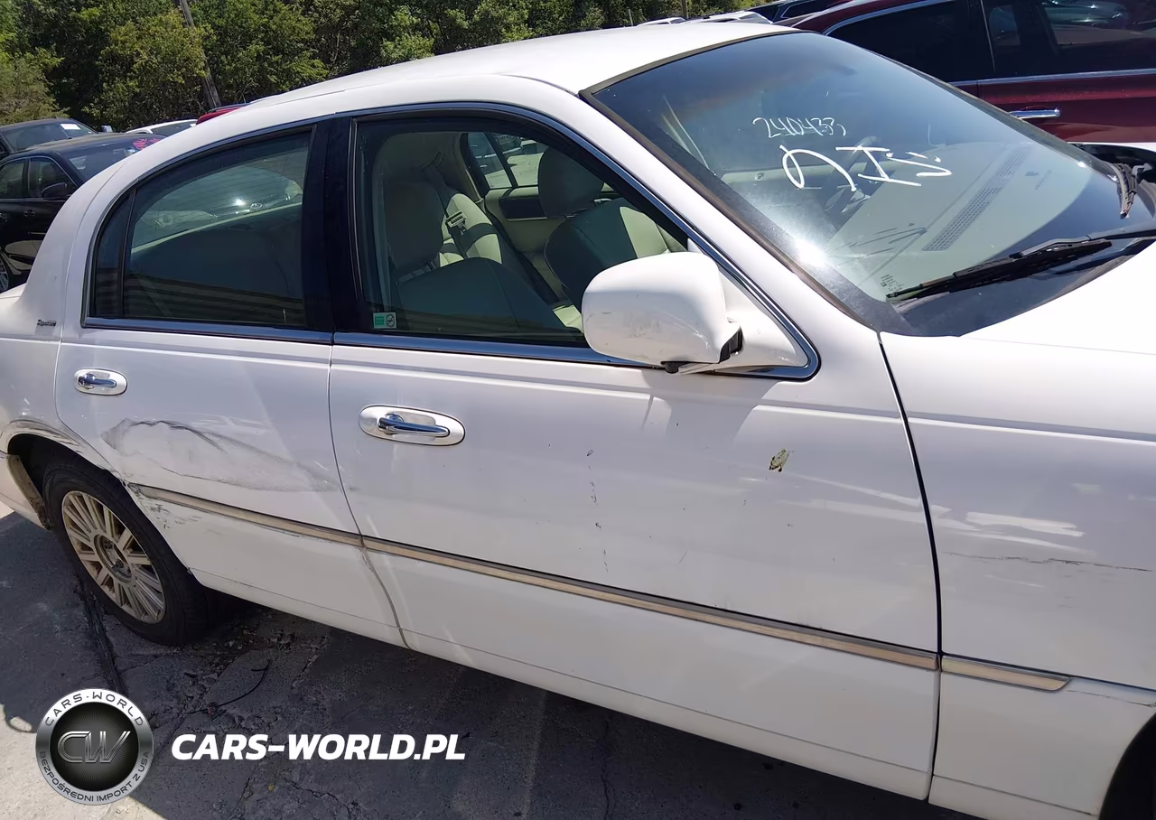 2004 Lincoln Town Car Signature VIN:1LNHM81W84Y623748 - 13