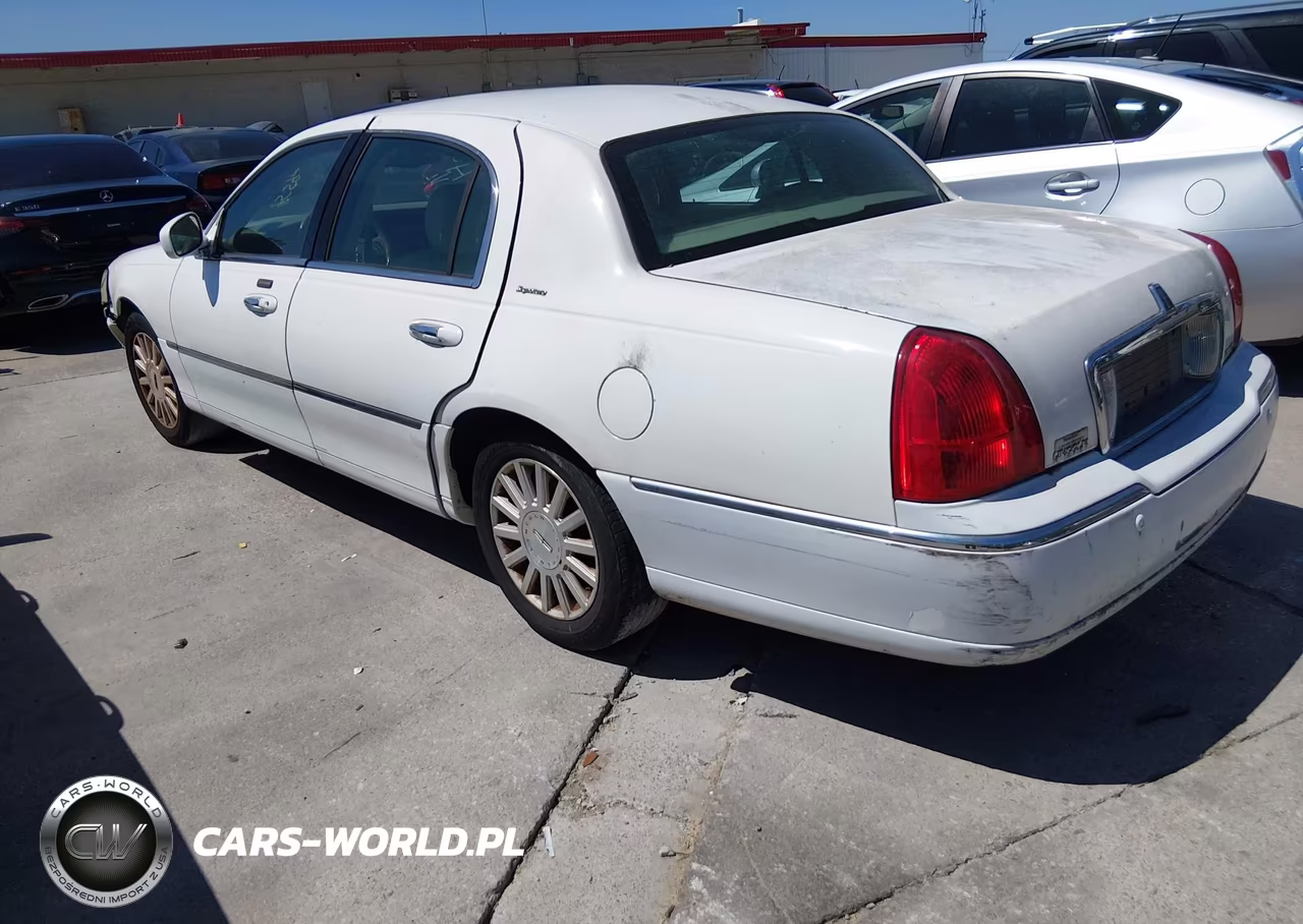 2004 Lincoln Town Car Signature VIN:1LNHM81W84Y623748 - 3