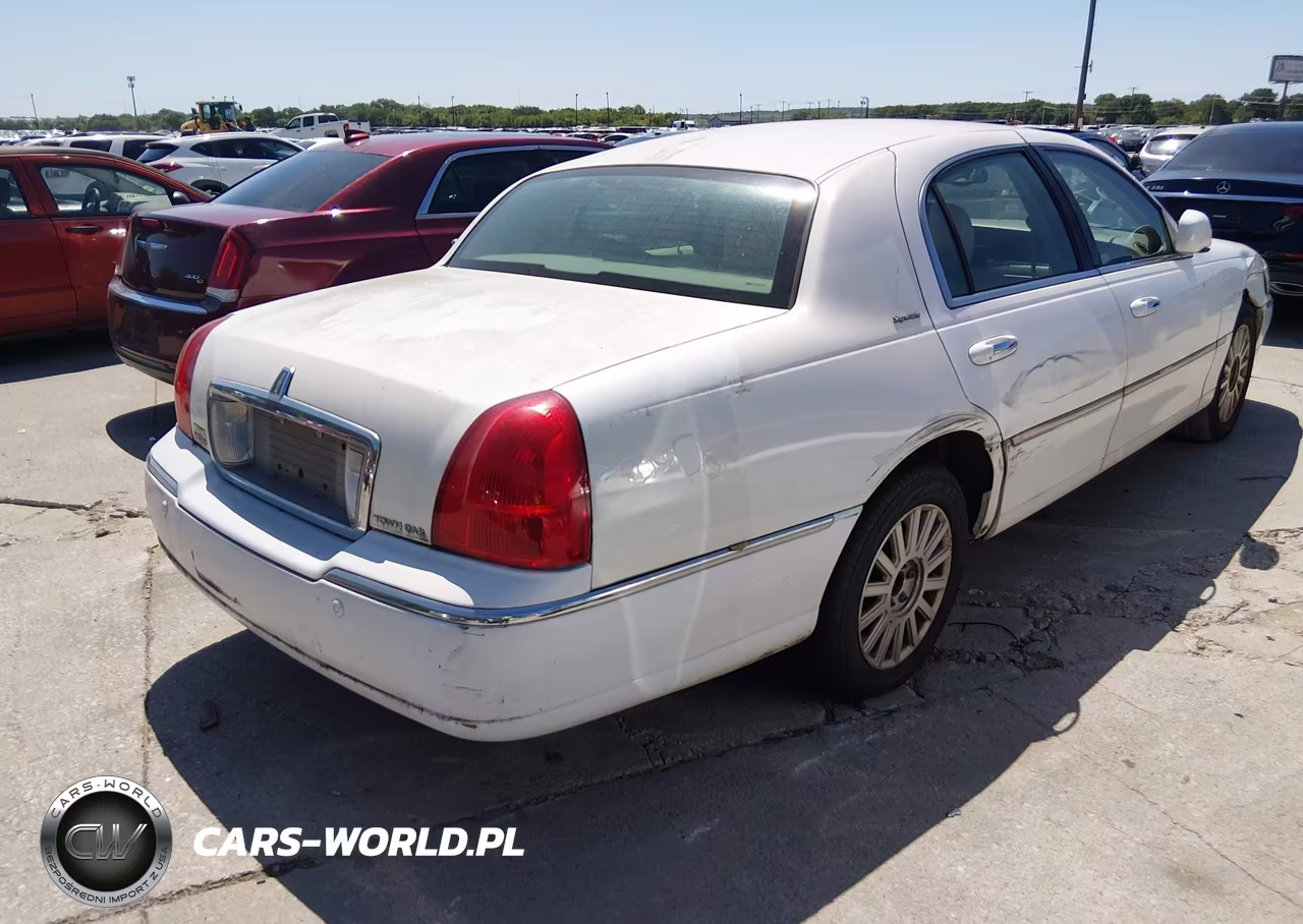 2004 Lincoln Town Car Signature VIN:1LNHM81W84Y623748 - 4