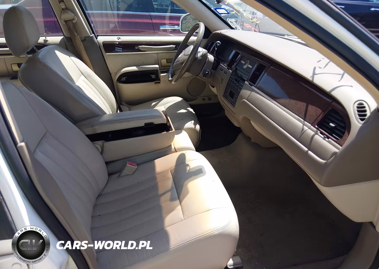 2004 Lincoln Town Car Signature VIN:1LNHM81W84Y623748 - 5