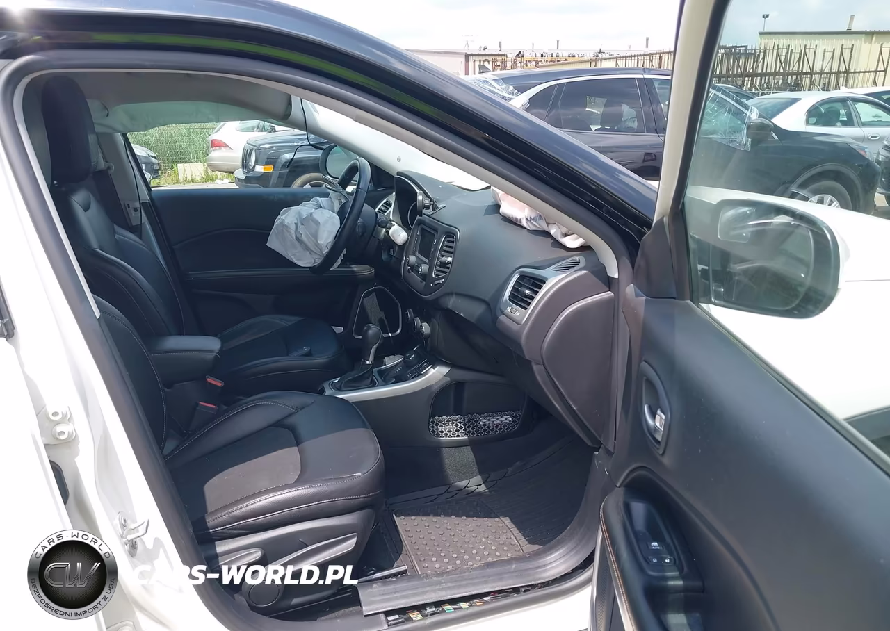 2018 Jeep Compass Latitude 4X4 VIN:3C4NJDBB8JT326318 - 5