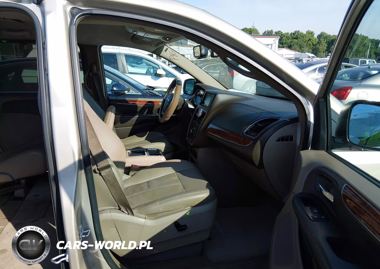 2015 Chrysler Town & Country Touring-L VIN:2C4RC1CG2FR646619 - 5