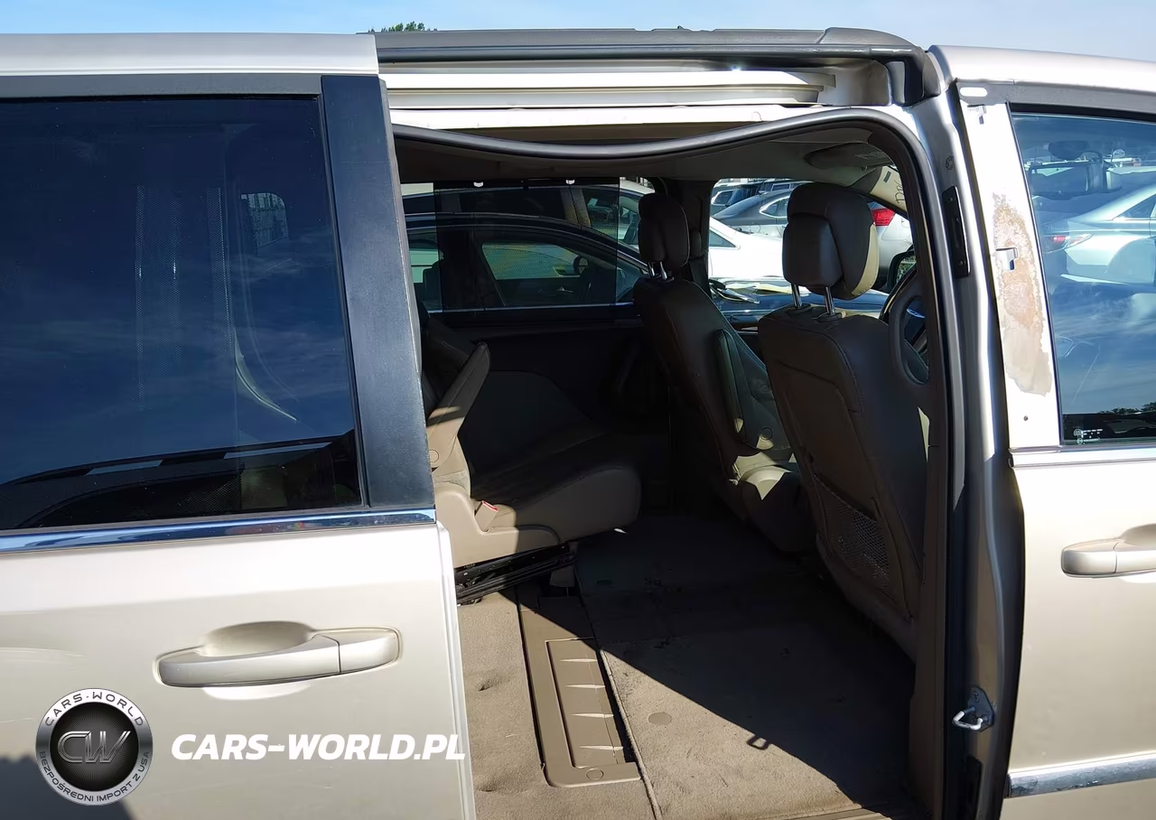 2015 Chrysler Town & Country Touring-L VIN:2C4RC1CG2FR646619 - 8