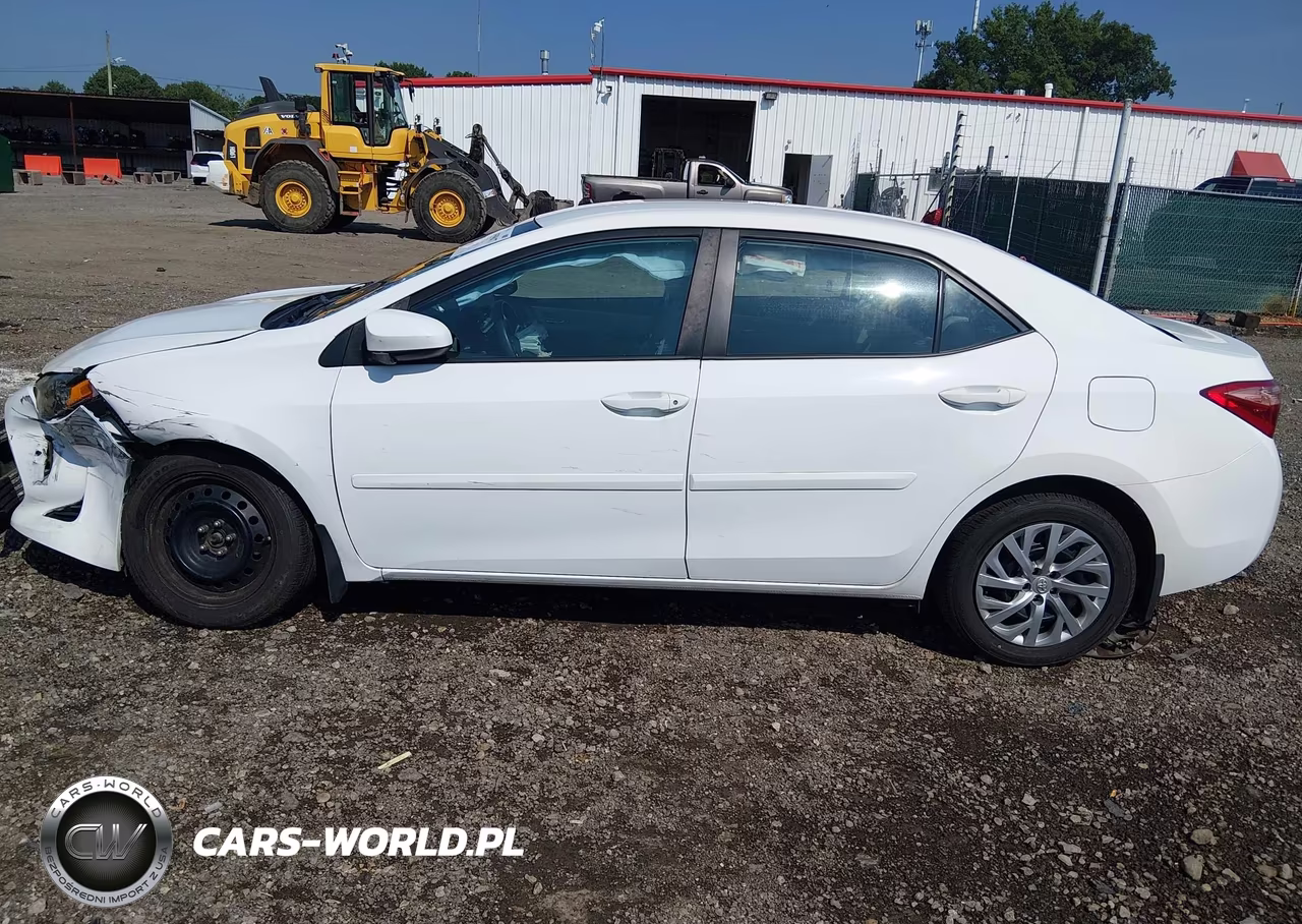 2018 Toyota Corolla Le VIN:2T1BURHE3JC111764 - 14