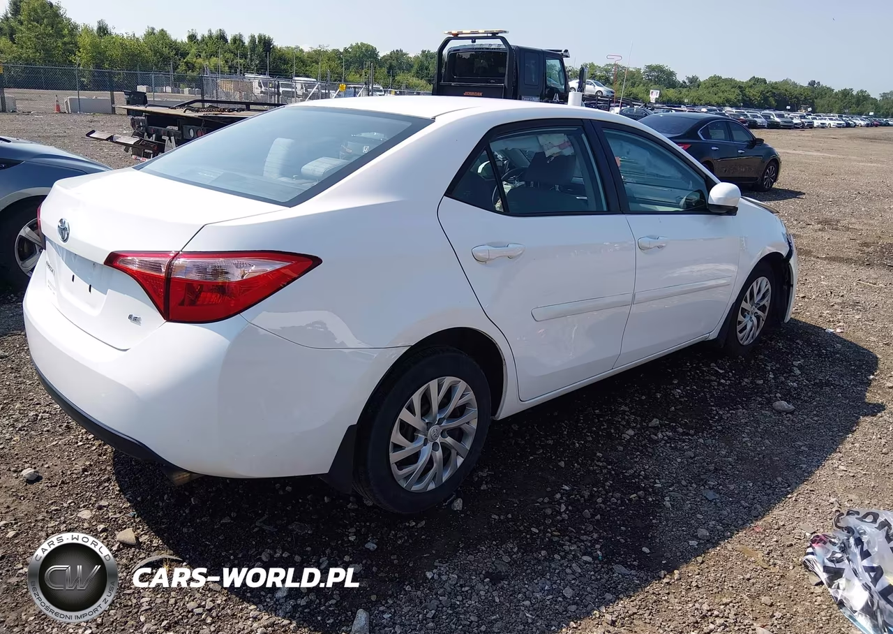 2018 Toyota Corolla Le VIN:2T1BURHE3JC111764 - 4