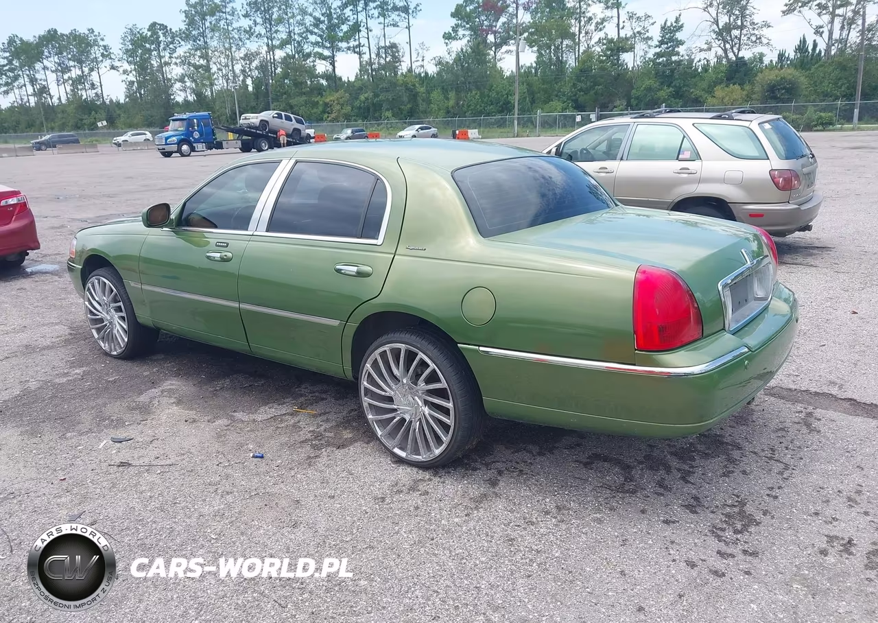2003 Lincoln Town Car Signature VIN:1LNHM82W43Y644240 - 3
